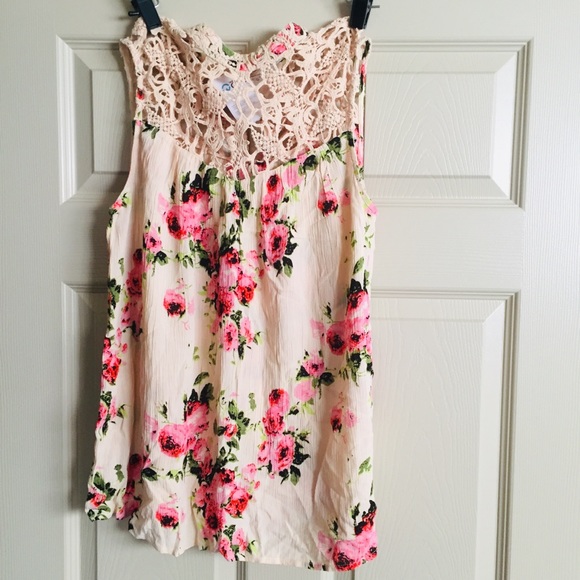 Tops - NWT Cream Floral Sleeveless Top. Size M